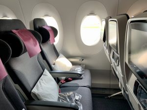 Du sidder godt på Qatar Airways flyet til Doha. Nakkestøtten kan justeres, så den passer til dig. Benpladsen er hæderlig. Og så er det faktisk rart med en lille pude. (Foto: Kenneth Karskov)