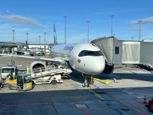 Eurowings flyet til Düsseldorf holder klar i Københavns Lufthavn (foto: Kenneth Karskov)