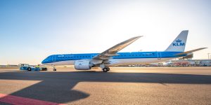Nu får Aarhus en KLM-rute til Amsterdam Et Embraer 195 fly fra KLM Cityhopper gør klar til afgang (foto: KLM)