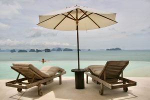 Udsigten er skøn fra poolen på Six Senses Yao Noi i Thailand (foto: Kenneth Karskov)