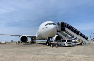 Billede: Emirates Boeing 777-300ER parkeret i Malé lufthavn på Maldiverne (foto: Kenneth Karskov)