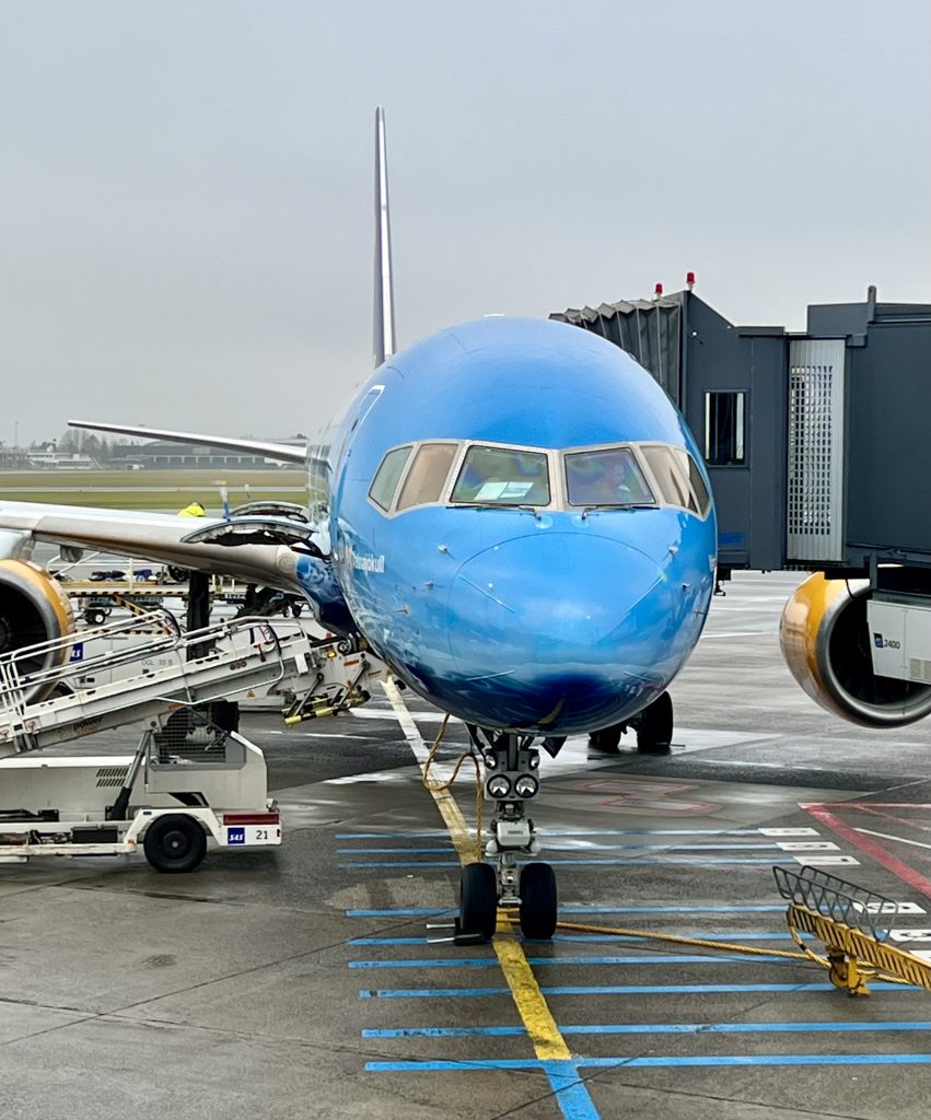 Billede: Icelandair Boeing 757-200 står klar til afgang i Københavns Lufthavn (foto: Kenneth Karskov)