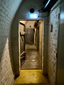 Du kan overnatte i en atombunker i Brno i Tjekkiet. Bunkerens lange gange fører rundt til de underjordiske værelser (foto: Kenneth Karskov)