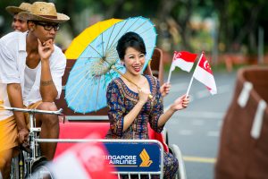 Den berømte "Singapore Girl" i flyselskabets traditionelle uniform (foto: Singapore Airlines)