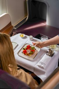 Michelin-mad på Singapore flyet fra København AOC-servering-pa-business-class_SIA