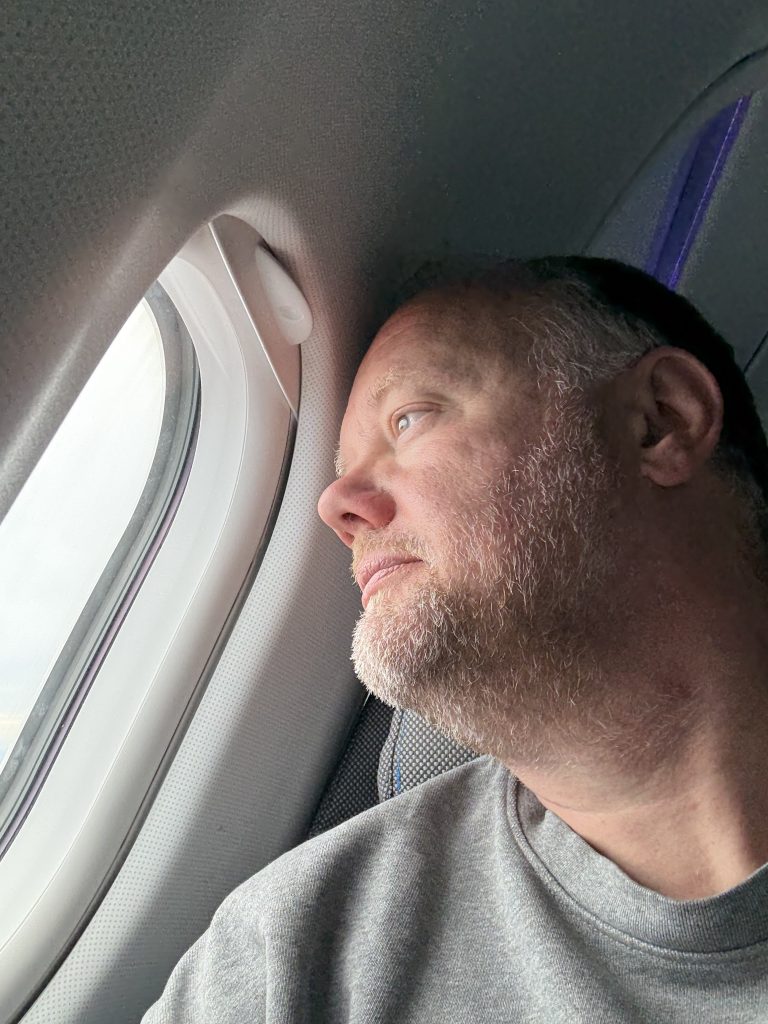 Rejsejournalist Kenneth Karskov kigger ud ad vinduet på SAS Premium under flyvningen til Los Angeles