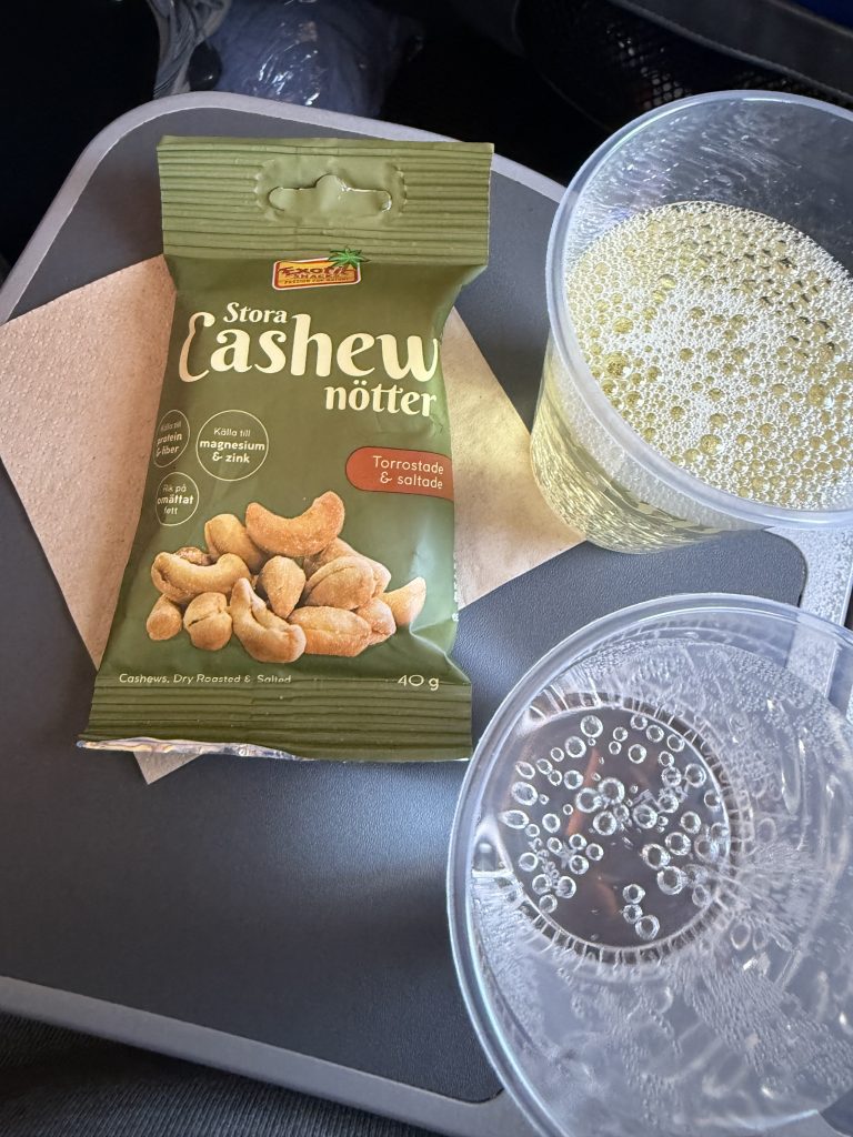 Drinks og cashewnødder serveres på SAS Premium under flyvningen til Los Angeles