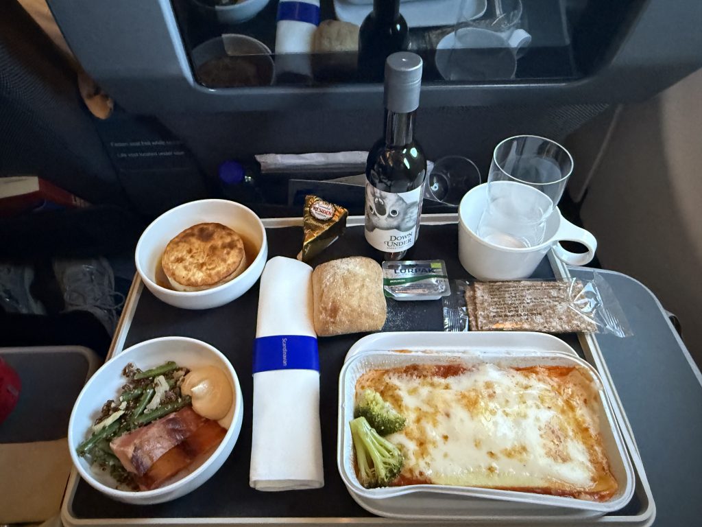 Frokost serveret på SAS Premium med laks, grøntsagslasagne, ost og kage på flyvningen til Los Angeles