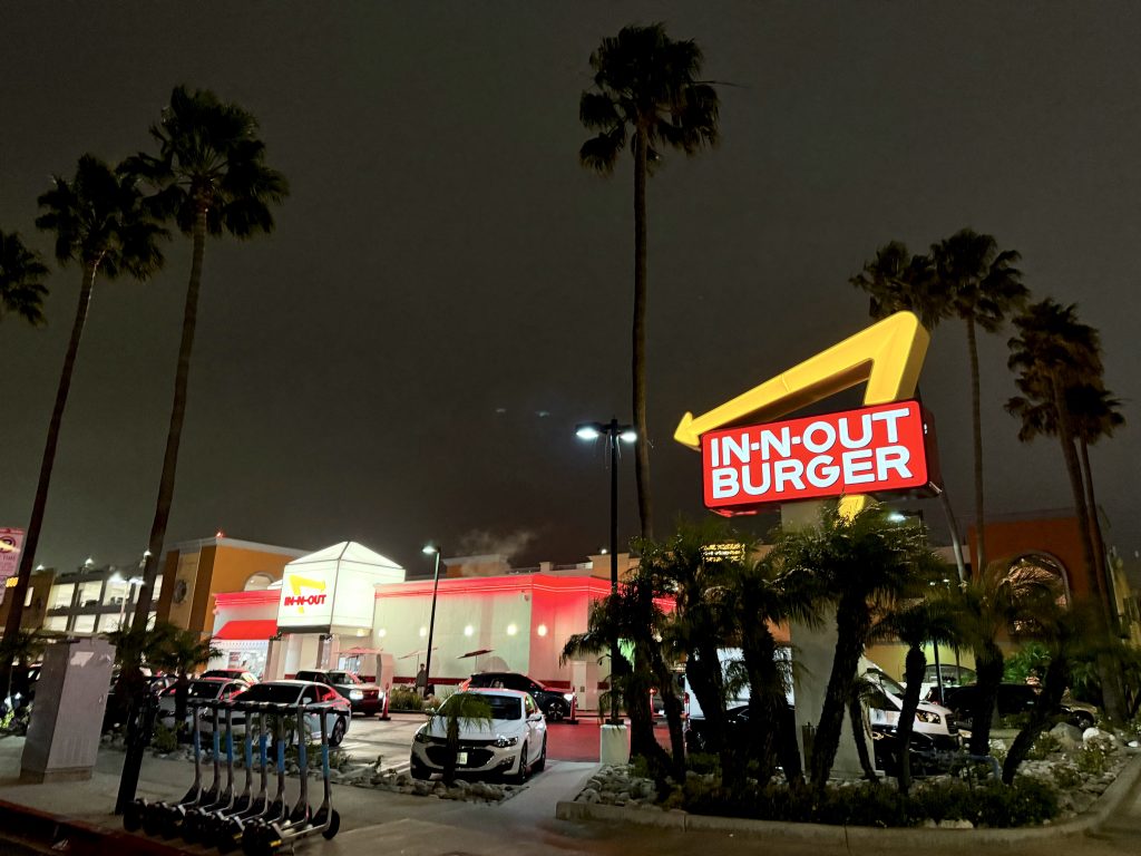 In-N-Out Burger ved LAX efter ankomsten med SAS Premium til Los Angeles
