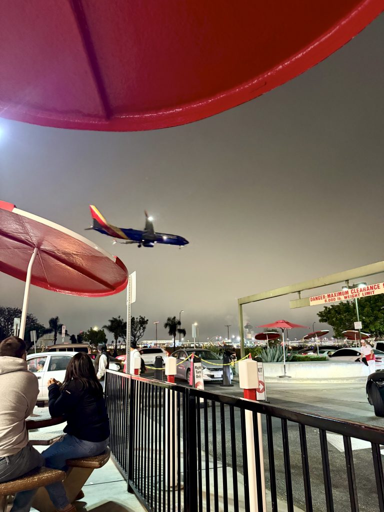 Fly passerer lavt over In-N-Out Burger ved LAX efter flyvningen med SAS Premium til Los Angeles