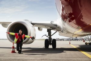 Lufthavnsmekaniker ved et Norwegian fly (foto: Norwegian)