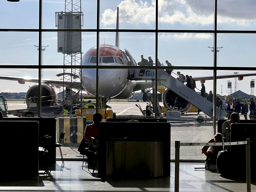 Passagerer stiger ombord på flyet i Københavns Lufthavn (foto: Kenneth Karskov)
