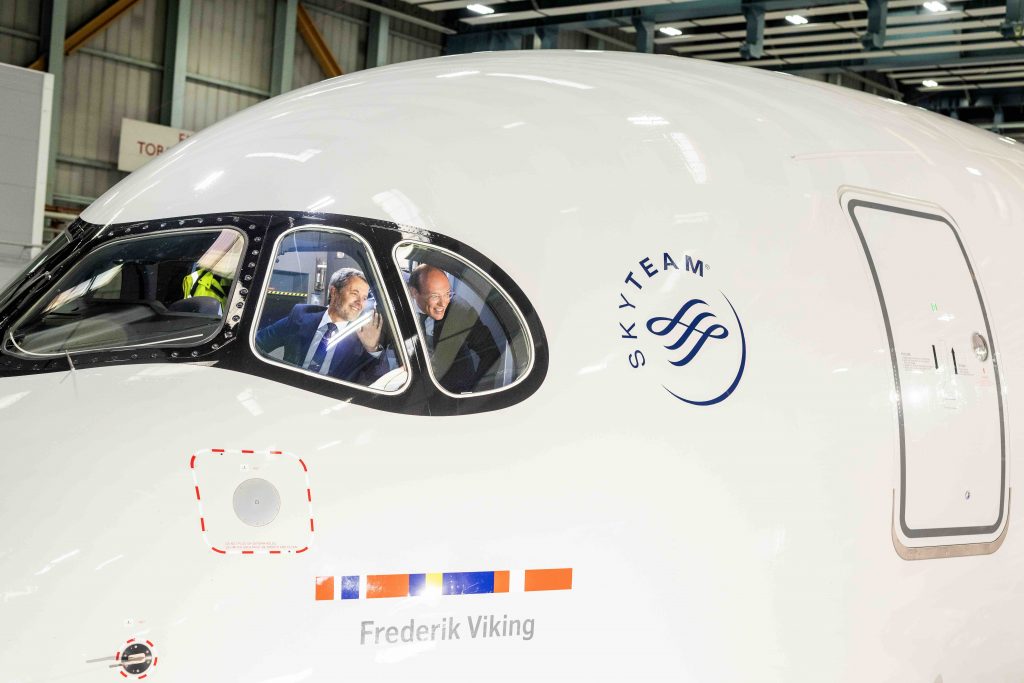 SAS har navngivet sin nyeste Airbus A350-900 “Frederik Viking” til ære for Hans Majestæt Kong Frederik X ved en ceremoni i Københavns Lufthavn (foto: SAS)
