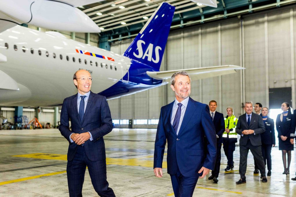 SAS har navngivet sin nyeste Airbus A350-900 “Frederik Viking” til ære for Hans Majestæt Kong Frederik X ved en ceremoni i Københavns Lufthavn (foto: SAS)