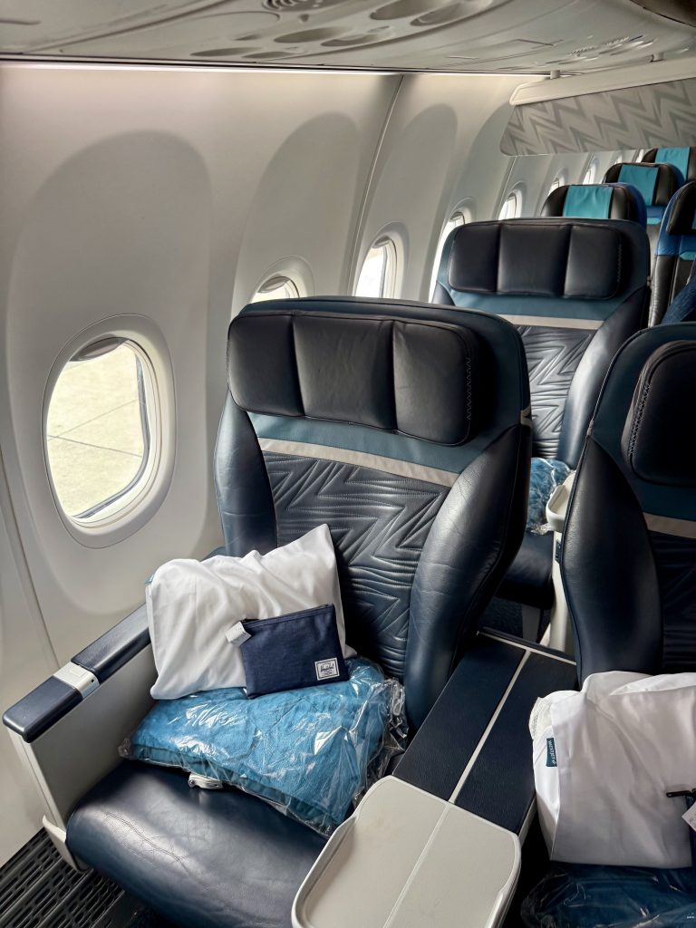 Premium-kabinen ombord på WestJet-flyet fra København til Halifax i Canada