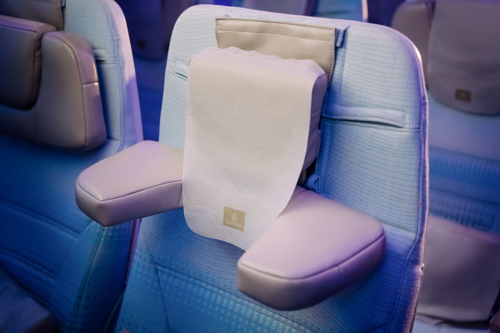 U-Dream-hoved- og nakkestøtte monteret på et sæde i Emirates Economy Class.