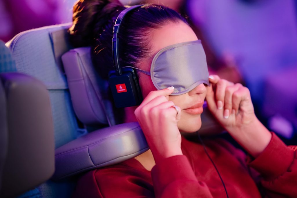 Passager bruger Emirates’ nye U-Dream-hoved- og nakkestøtte på Economy Class.