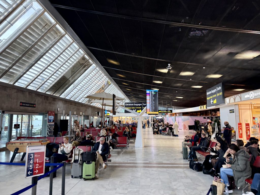 Passagerer venter ved boardinggaten til SAS-flyvningen fra Nice til København