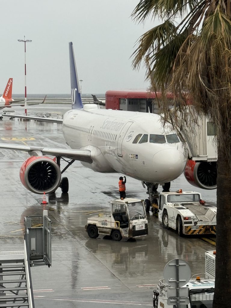 SAS-fly parkeret ved gaten i Nice Lufthavn før afgang til København