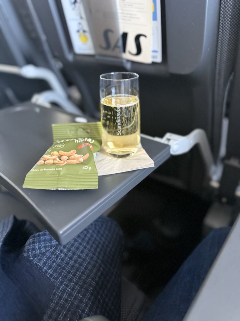 Passager får serveret et glas champagne ombord på SAS Business