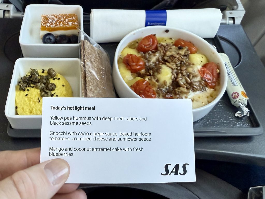 Måltid serveret på SAS Business med hummus, gnocchi og dessert