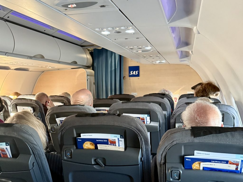 Kabinen på SAS Business med et ledigt midtersæde mellem passagererne