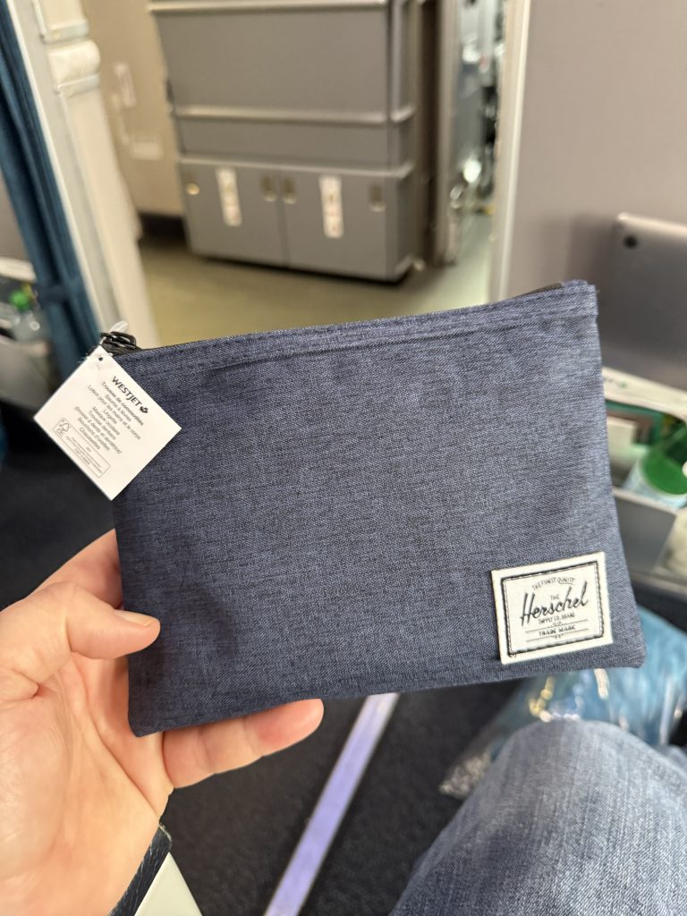 Amenity kit på WestJet Premium fra København til Halifax i Canada