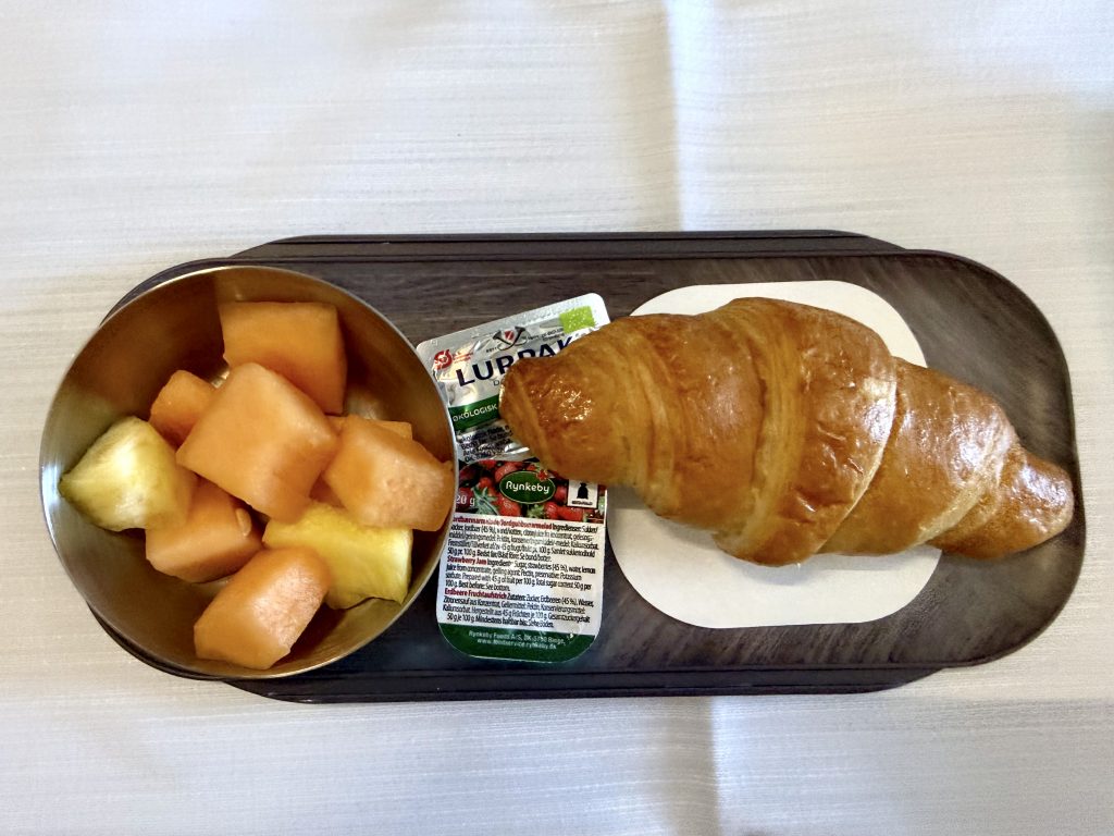 Croissant og frisk frugt serveret ombord på WestJet før landing i Halifax i Canada