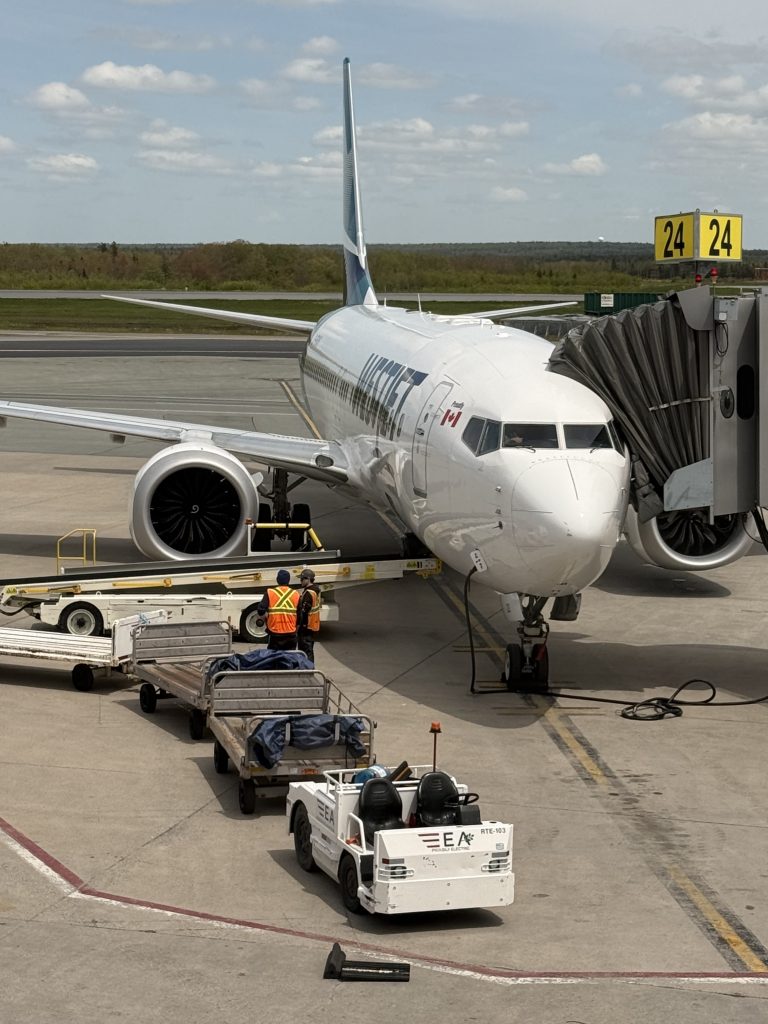 WestJet-flyet fra København efter ankomst til Halifax i Canada