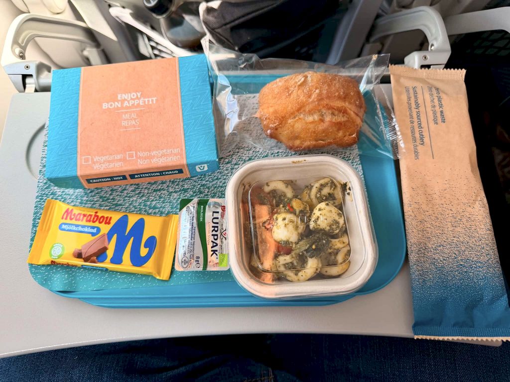 Frokost på Economy Class ombord på WestJet-flyet fra København til Halifax i Canada