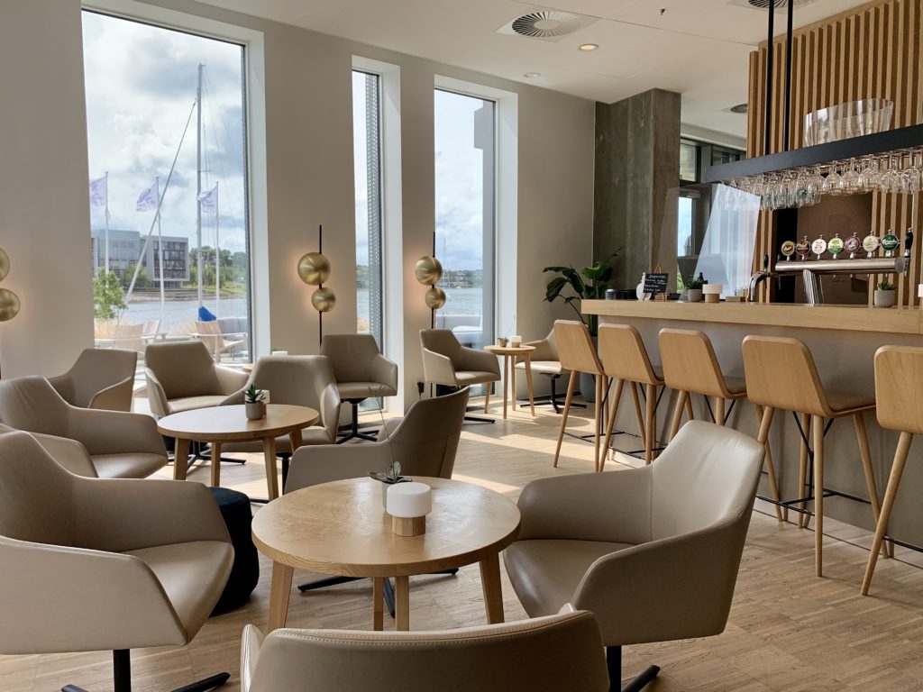 Der er lyst og lækkert på Alsik Hotel & Spa i Sønderborg. Her i caféen i lobbyen (foto: Kenneth Karskov)