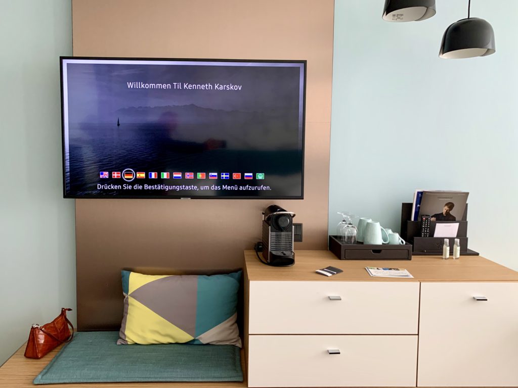 Der er kaffemaskine, minibar og fladskærms-tv på alle værelser (foto: Kenneth Karskov)