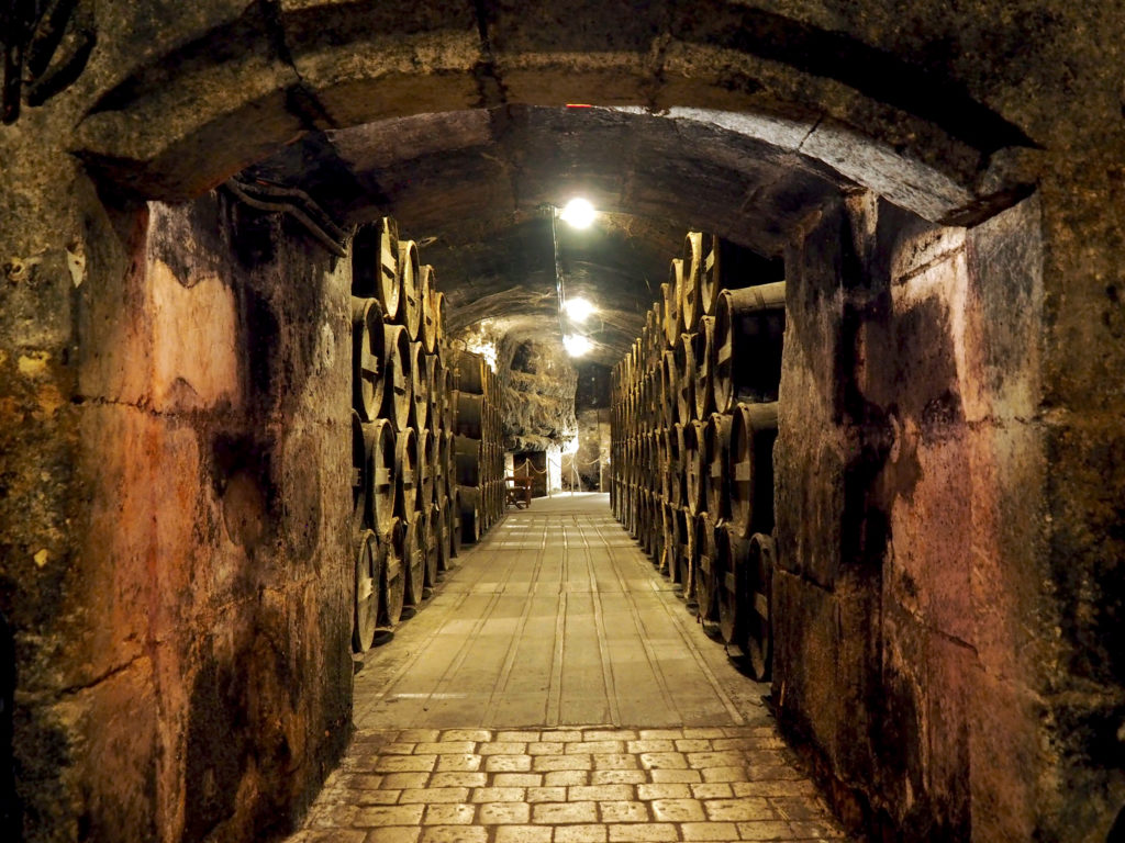 Kældrene under det gamle kongeslot er det perfekte sted at opbevare de store fade med cognac (foto: Kenneth Karskov)