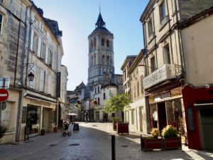 Cognac er en by med 20.000 indbyggere og en flot bymidte fra middelalderen med brostensbelagte gader (foto: Kenneth Karskov)