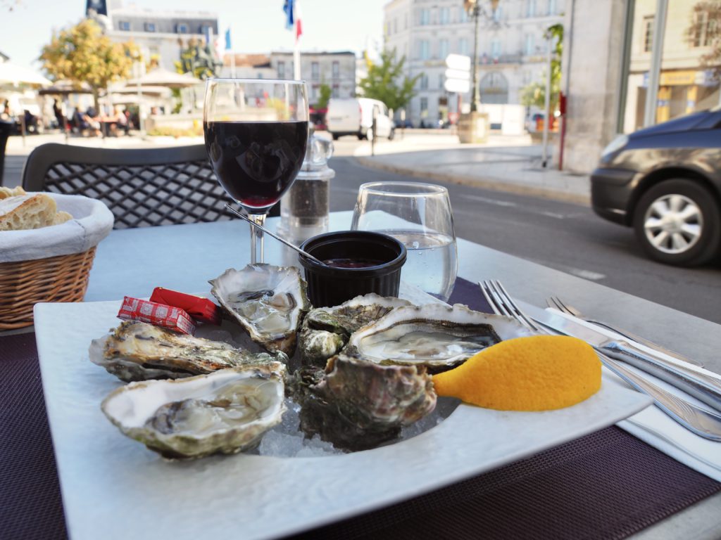 Østers serveret på fortorvet i Cognac. Området er kendt for at have Frankrigs bedste østers (foto: Kenneth Karskov)