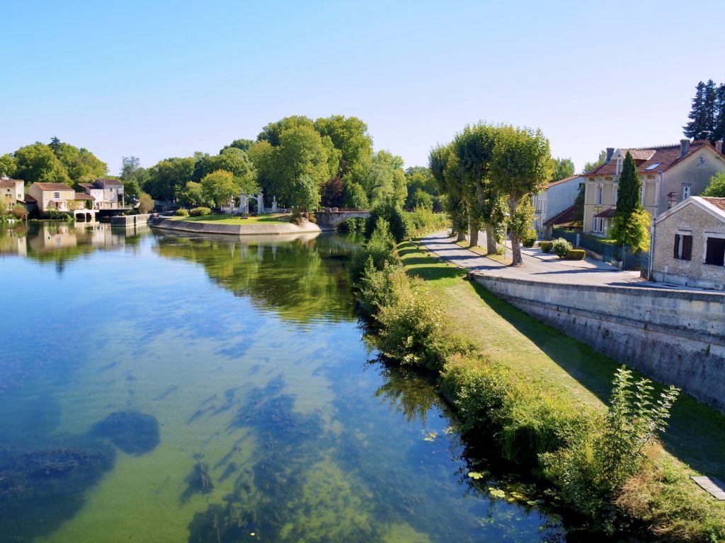 Nabobyen Jarnac er omend endnu mere stille end Cognac. Byens stolte søn er den nu afdøde franske præsident François Mitterrand (foto: Kenneth Karskov)