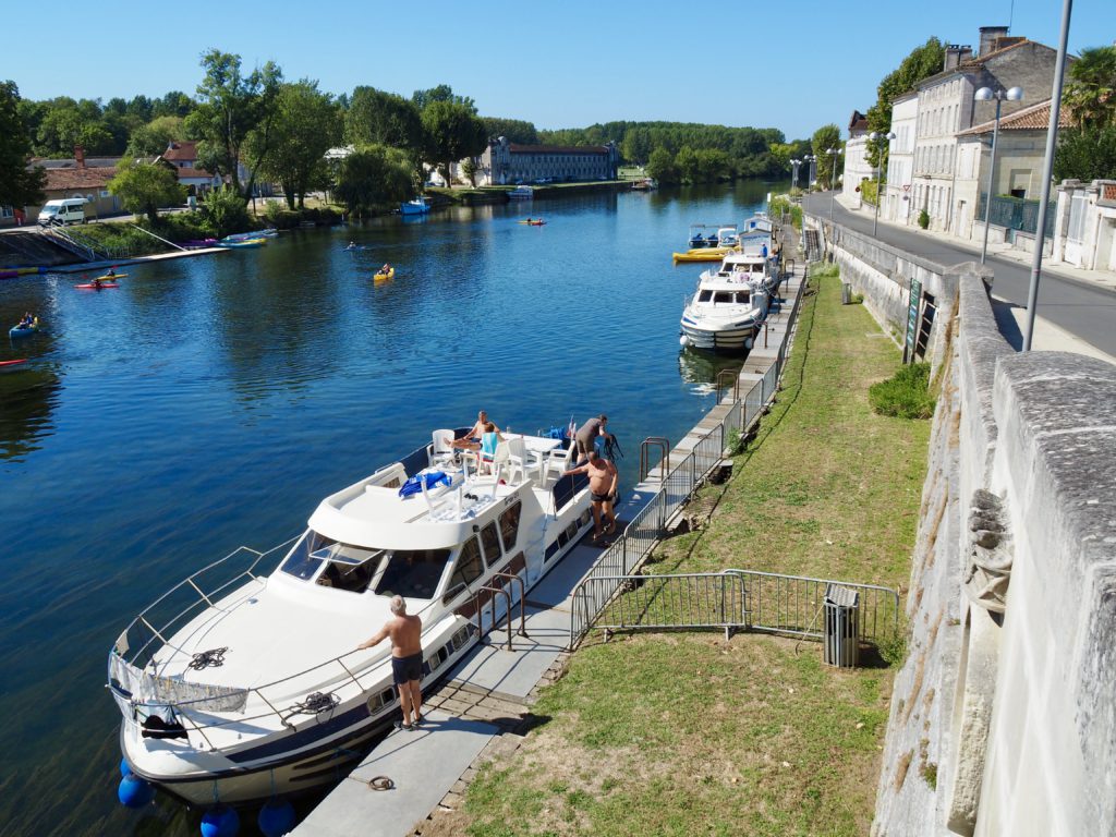 Charente-floden er en vigtig livsnerve, og mange af cognac-husene ligger direkte ned til flodens bred, som her i Jarnac (foto: Kenneth Karskov)