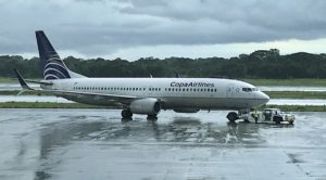 Copa Airlines flyet fra Panama på ruten til Santiago i Chile - set gennem lufthavnens farvede glasruder