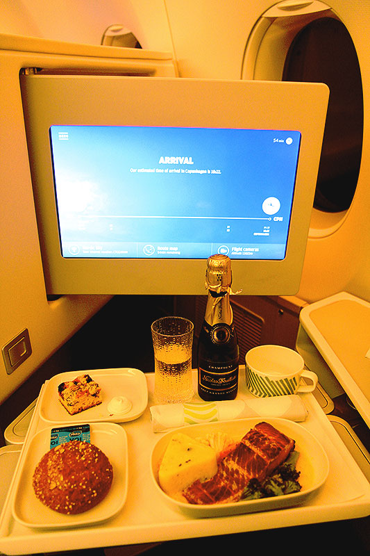 Finnair-Business-Class-dinner-A350