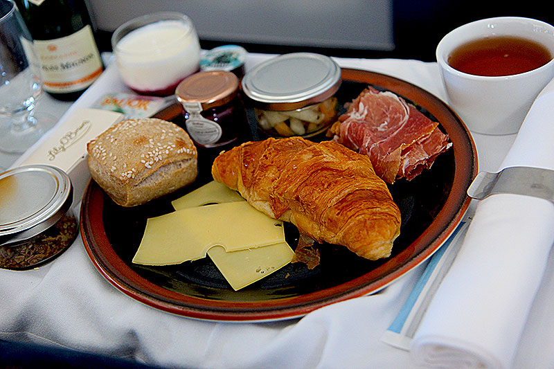 Icelandair-KEF-CPH-Busines-Class-Breakfast