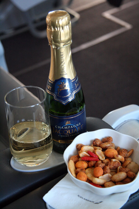 Icelandair Saga Class to Boston Champagne - foto Kenneth Karskov