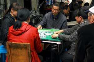 En gruppe kinesere er samlet på gaden i Wuhan over et spil Mahjong (foto: Kenneth Karskov)