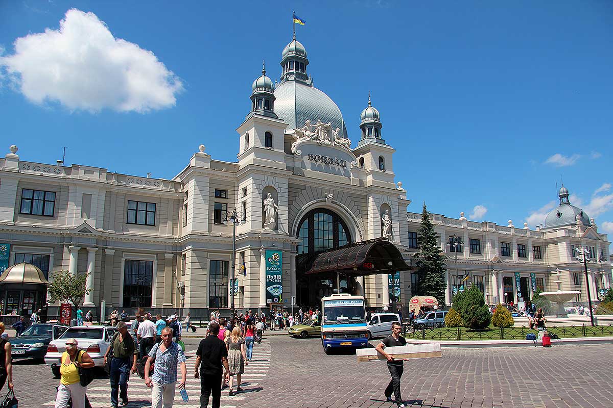 Banegården i Lviv i Ukraine (foto: Kenneth Karskov)