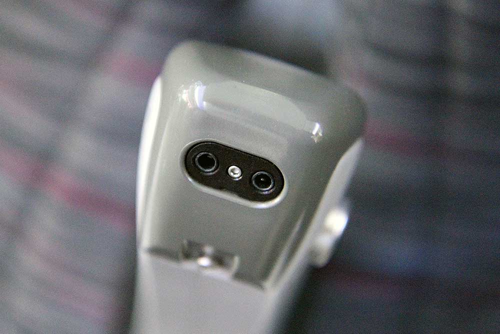 qr-dreamliner-economy-class-head-phones-input