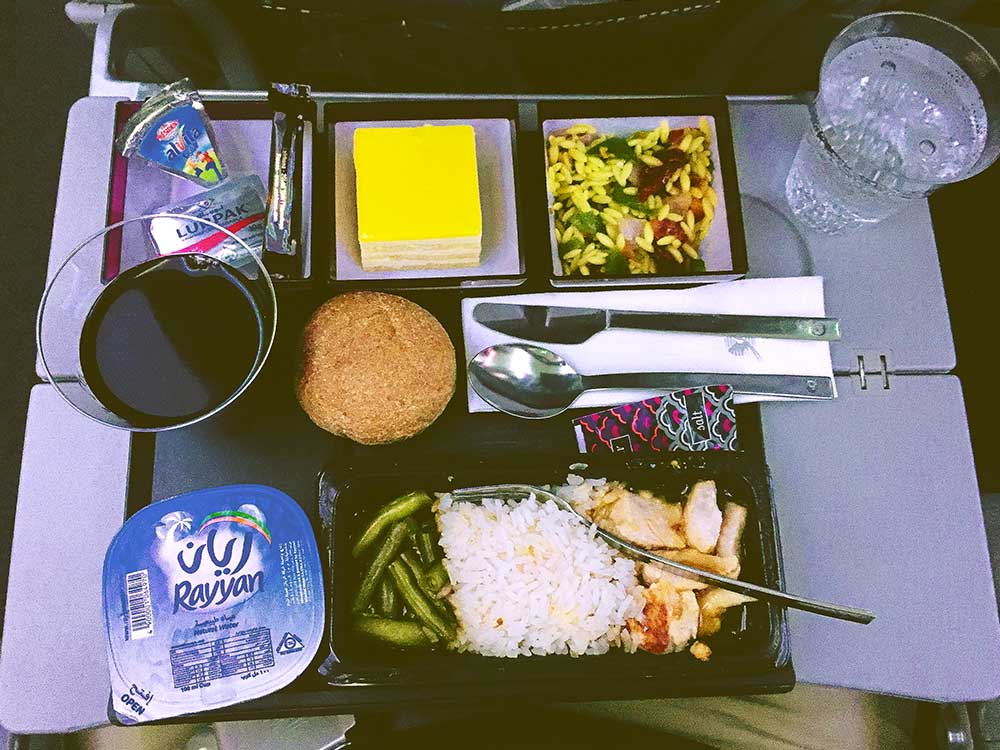 qr-dreamliner-economy-class-main-meal-service