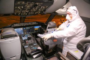 Dreamliner flyets cockpit bliver grundigt desinficeret og steriliseret (foto: Royal Jordanian)