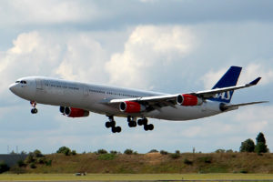 SAS Airbus A340 under indflyvning til Københavns Lufthavn (foto: Kenneth Karskov)