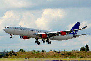 SAS Airbus A340 lægger an til landing i Københavns Lufthavn (foto: Kenneth Karskov)