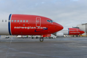 Norwegian Boeing 7373-800 parkeret i Gatwick (foto: Simon Wright)