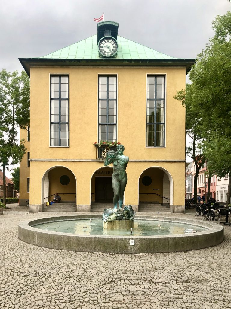 Rådhuset i Sønderborg ligger i smørhullet mellem butikker, restauranter og caféer (foto: Kenneth Karskov)